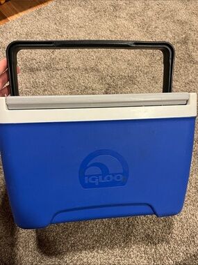 Igloo Blue and White Portable Cooler - Compact Handle Design